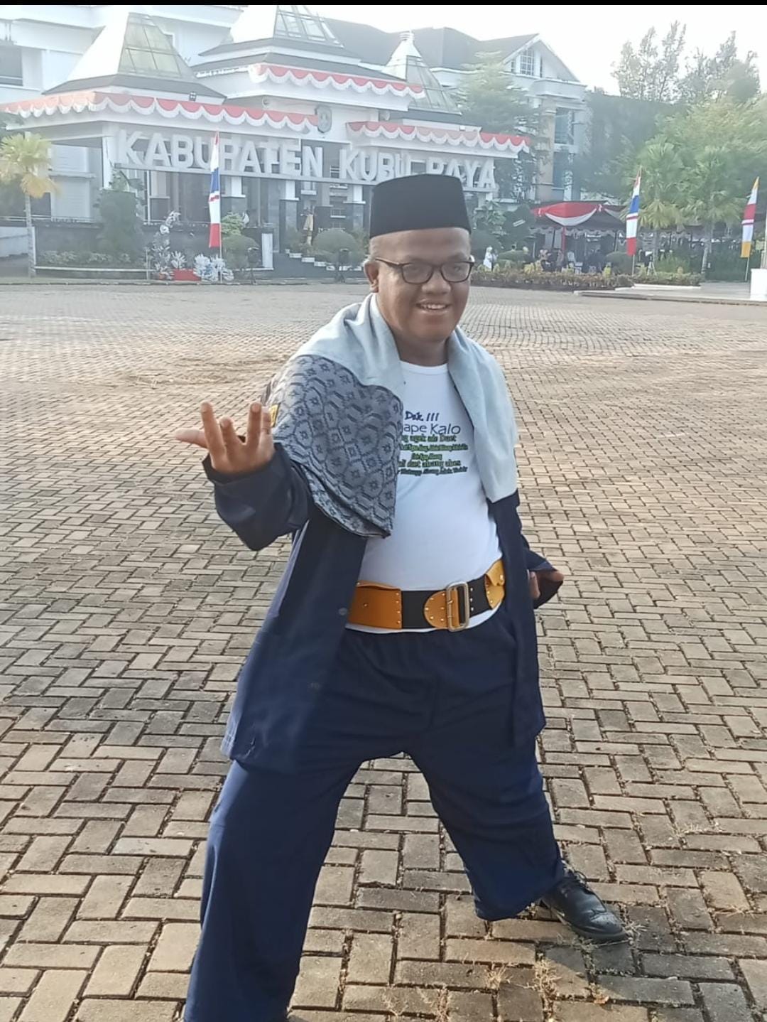 Jawara Betawi Mengikuti Perayaan HUT Upacara KKR Ke 17 di Halaman Kantor Bupati